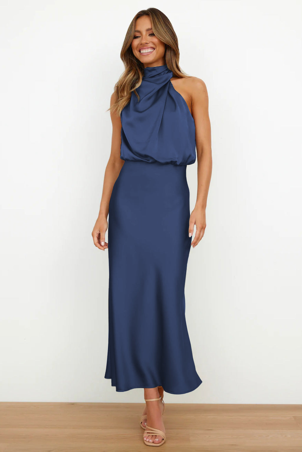 Douwina™ | Elegant Halterneck Maxiklänning i Satin